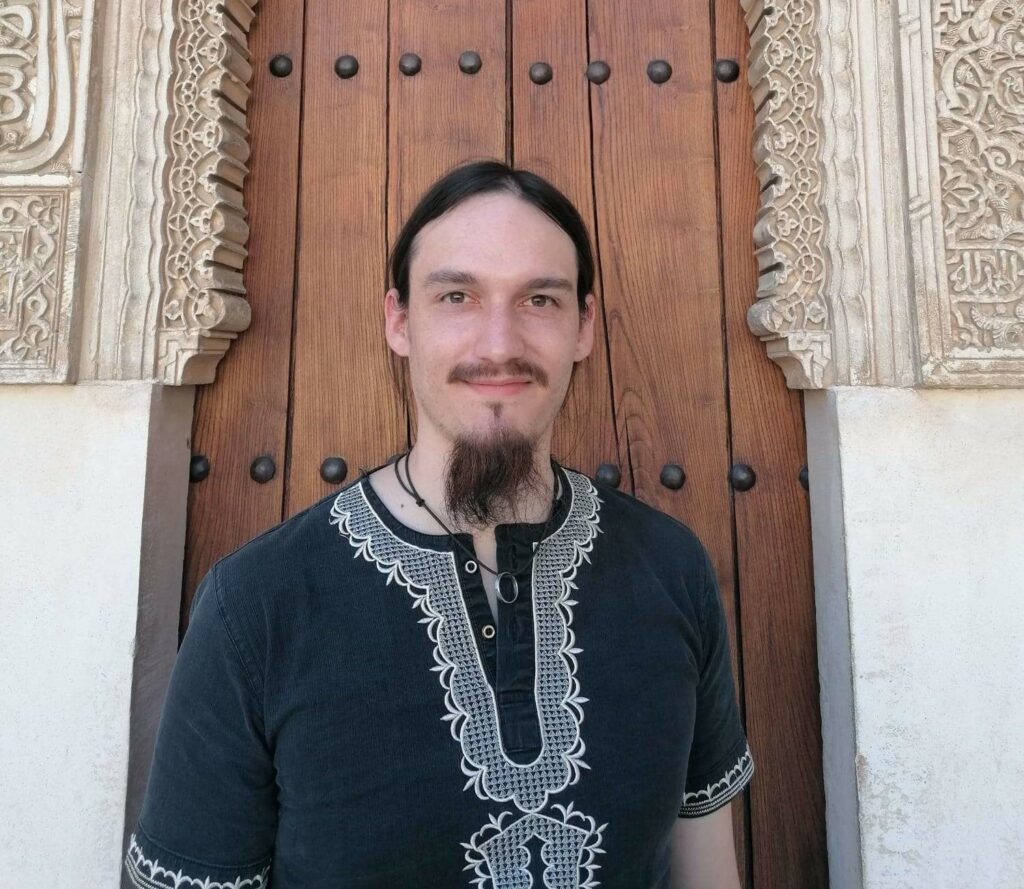 Ricardo Jung vor einer Tür in der Alhambra.